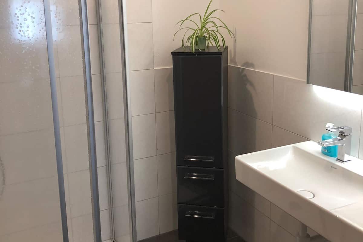 Standard-Einzelzimmer, Gemeinschaftsbad, Bergseite | Badezimmer | Kostenlose Toilettenartikel, Handtücher