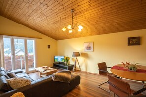 Familiekamer, 2 slaapkamers, kitchenette, uitzicht op bergen | Woonruimte | Flatscreentelevisie