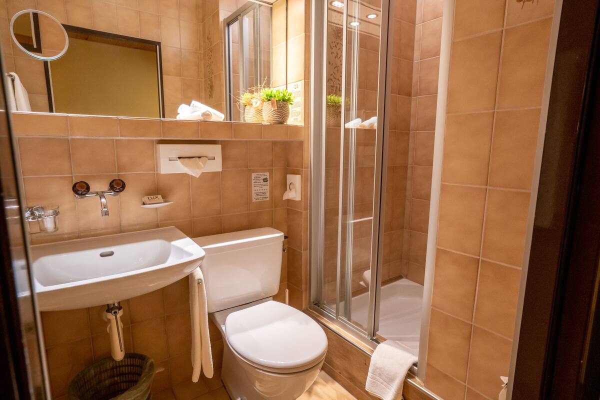 free toiletries, towels