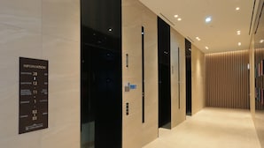 A hotel lobby with a clear floor plan sign indicating guest rooms, a reception area, and a hotel grocery. - Hotel Gracery Seoul (Seoul)
