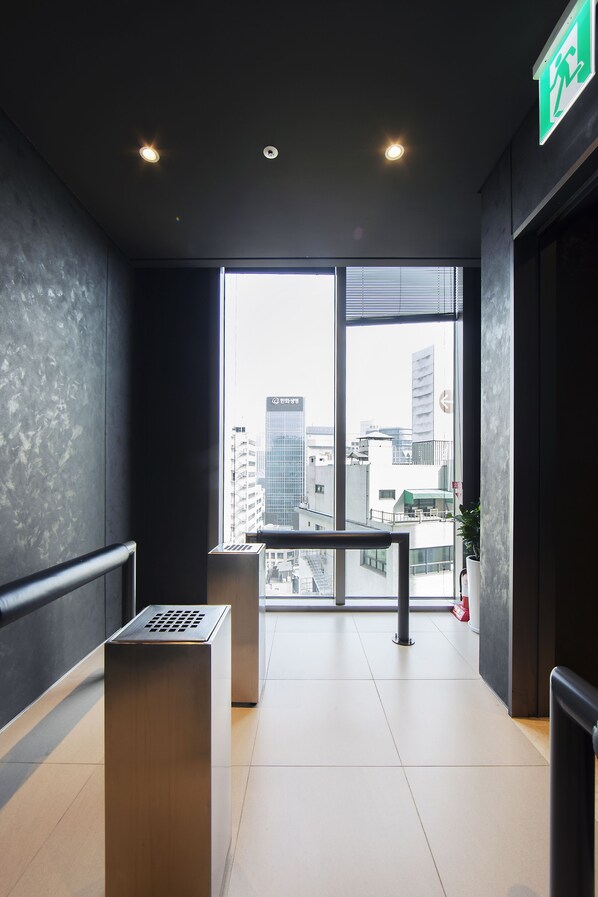 Un interior moderno con vistas a edificios de la ciudad a través de un ventanal.