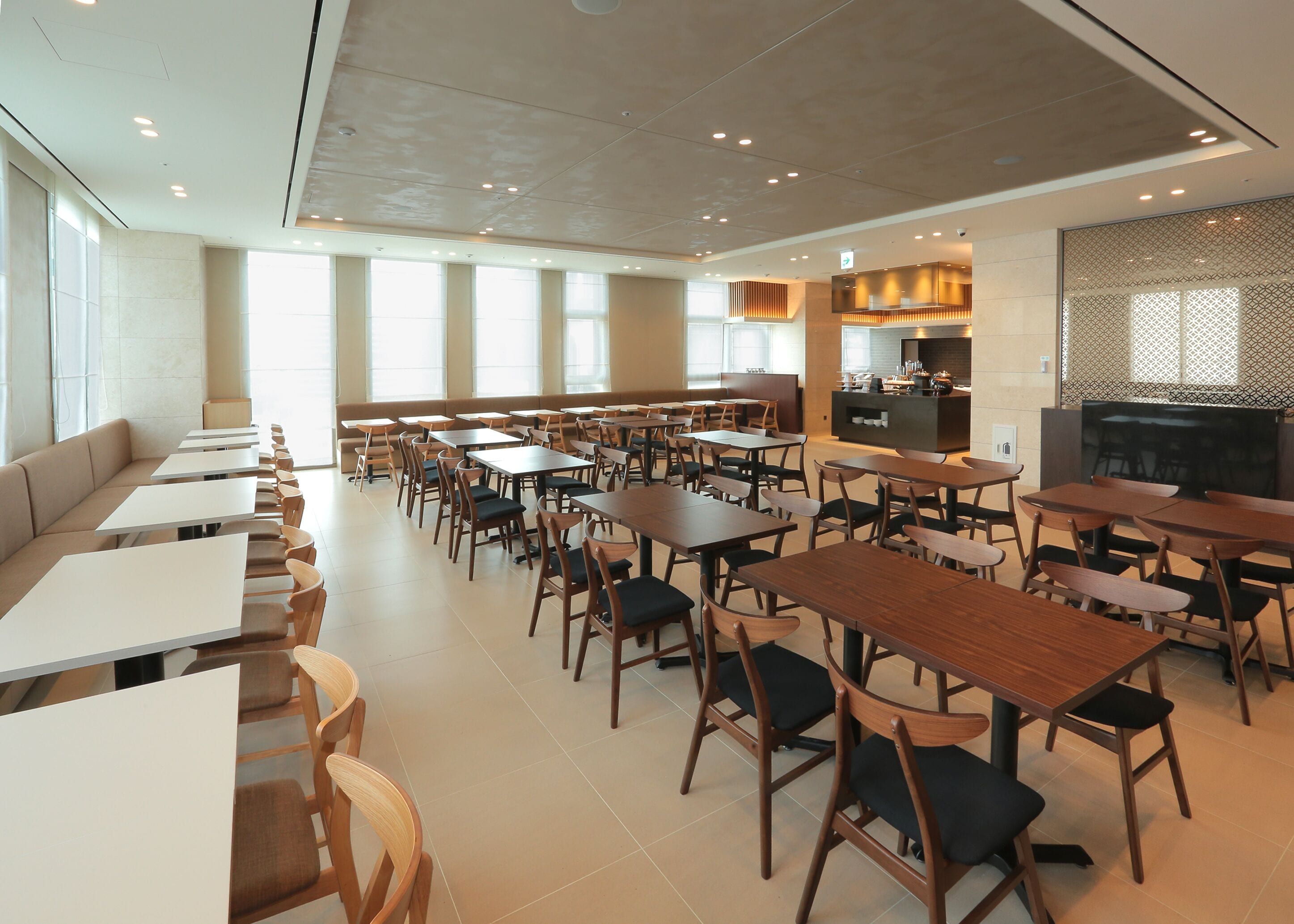 daily buffet breakfast for a fee