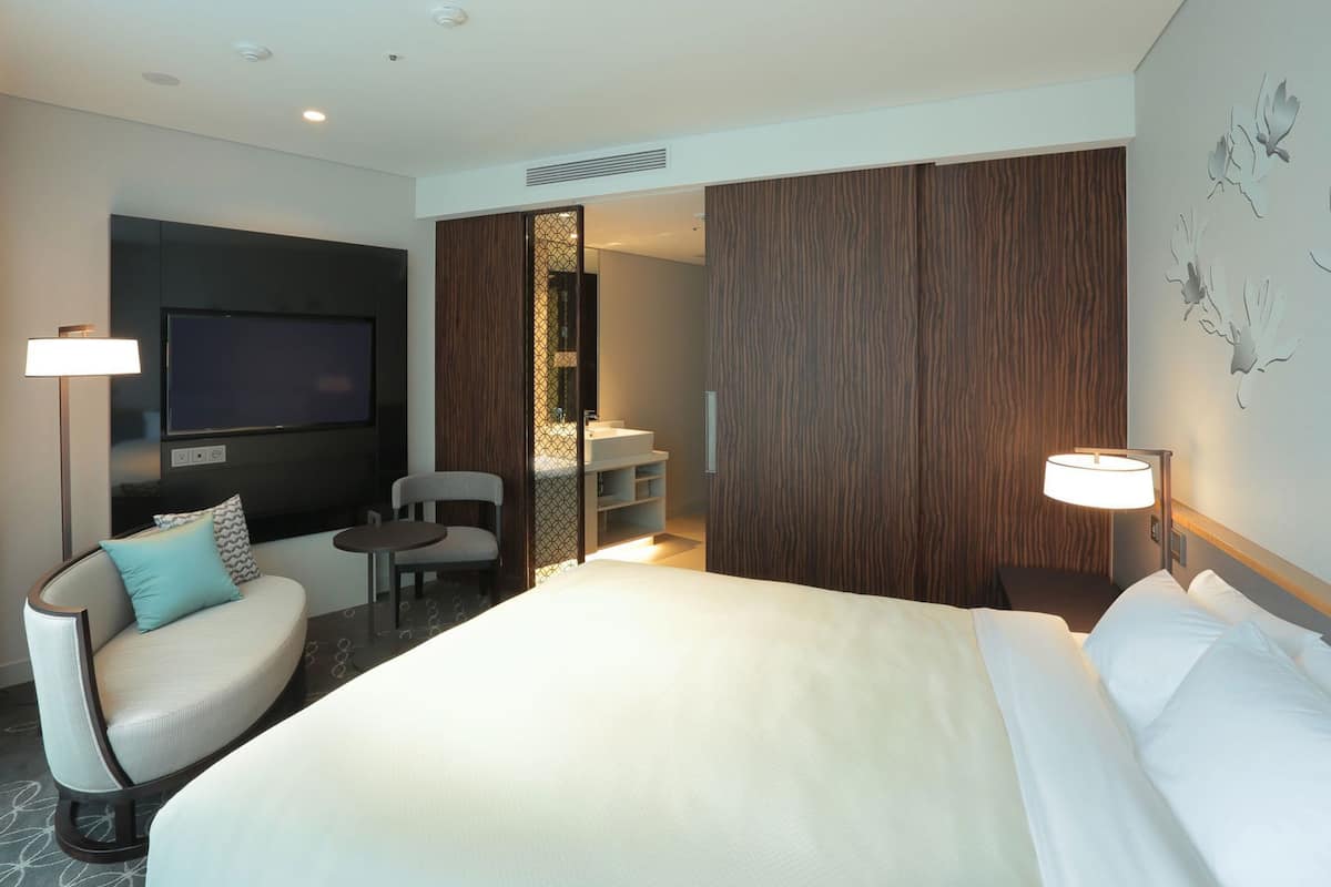 Premium bedding, down comforters, in-room safe, blackout drapes