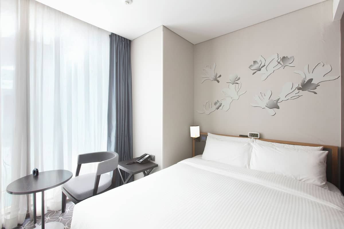 Premium bedding, down comforters, in-room safe, blackout drapes