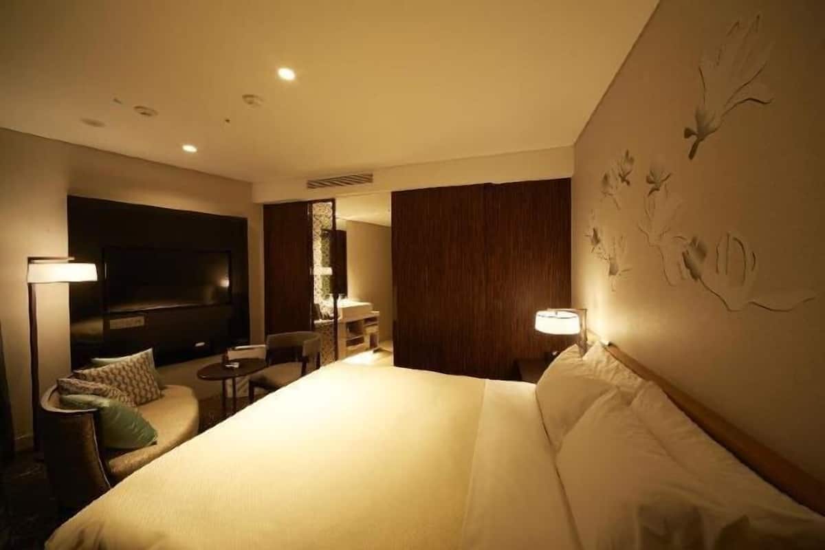 Premium bedding, down duvets, in-room safe, blackout curtains