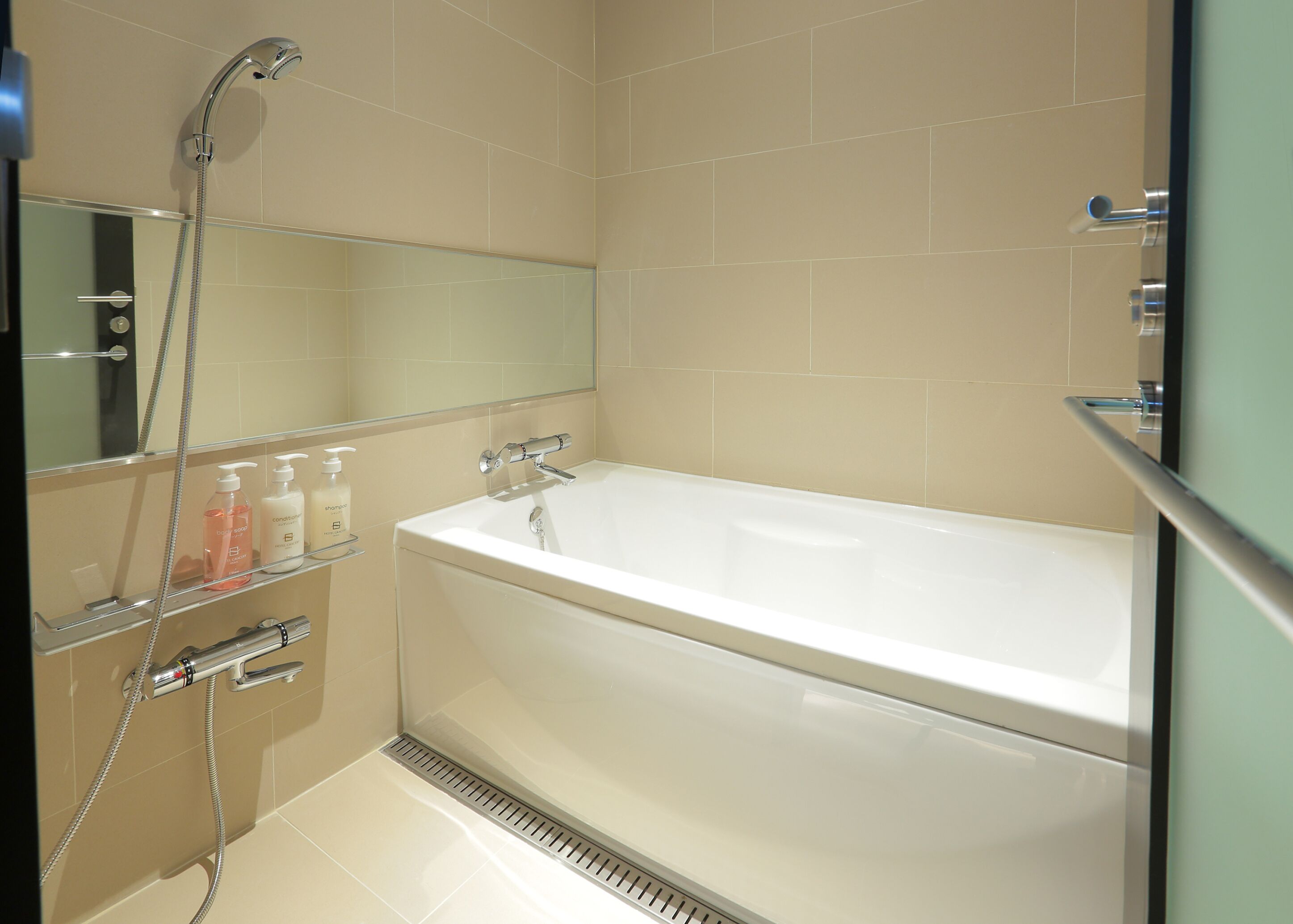 deep-soaking bathtub