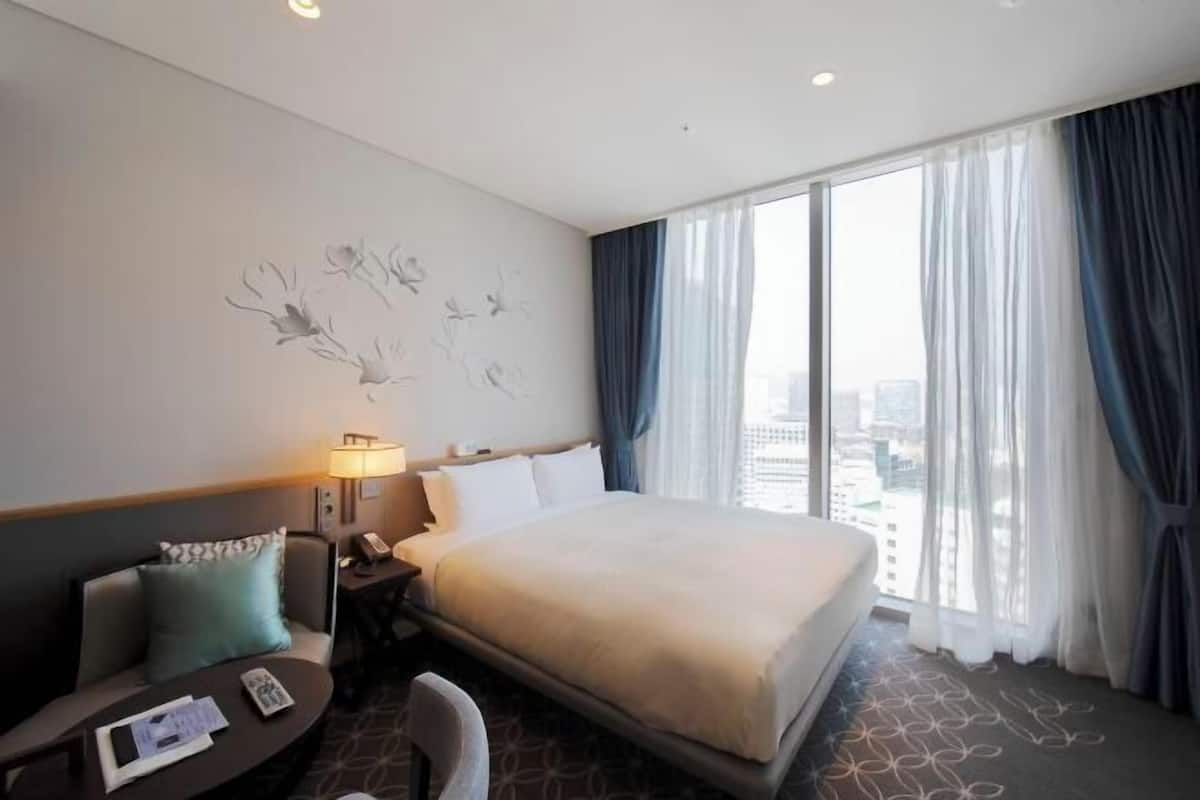 1 bedroom, premium bedding, down duvets, in-room safe