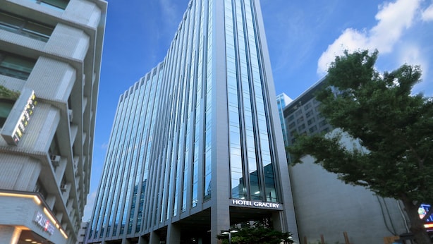 A modern hotel with a vertical facade, large windows, and a sign reading "HOTEL GRACERY". - Hotel Gracery Seoul (Seoul)
