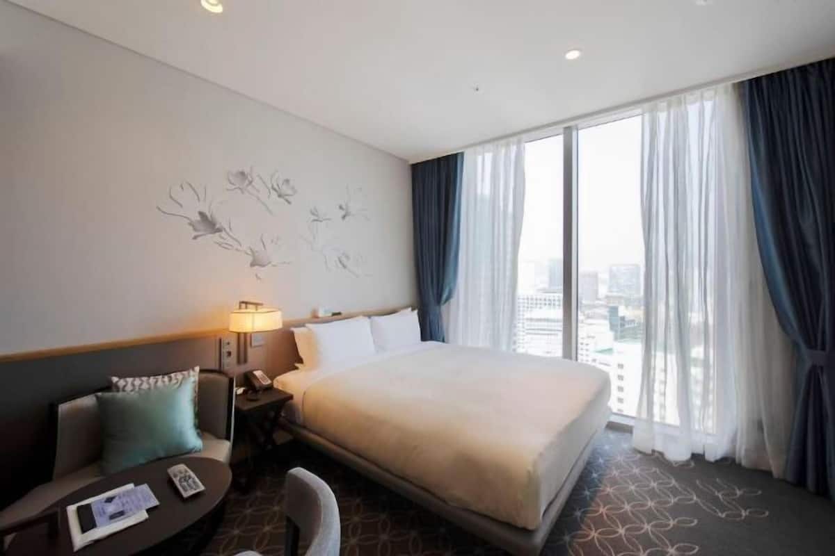 1 bedroom, premium bedding, down duvets, in-room safe
