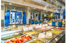 A buffet with various food items and utensils. - Hotel Panoramic (Caorle)