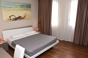 Suite Deluks, 1 kamar tidur | Meja kerja, kedap suara, tempat tidur bayi gratis, dan Wi-Fi gratis