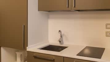 Suite Deluxe, 1 habitación | Cocineta privada | Refrigerador, microondas, parrilla de estufa y cafetera y tetera