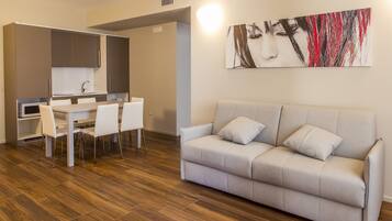 Familien-Suite, 2 Schlafzimmer | Wohnbereich | Flachbildfernseher