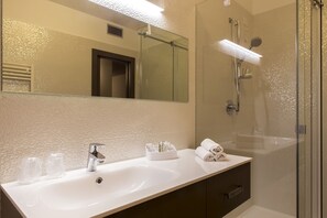 Deluxe Suite | Bathroom | Shower, free toiletries, hair dryer, slippers