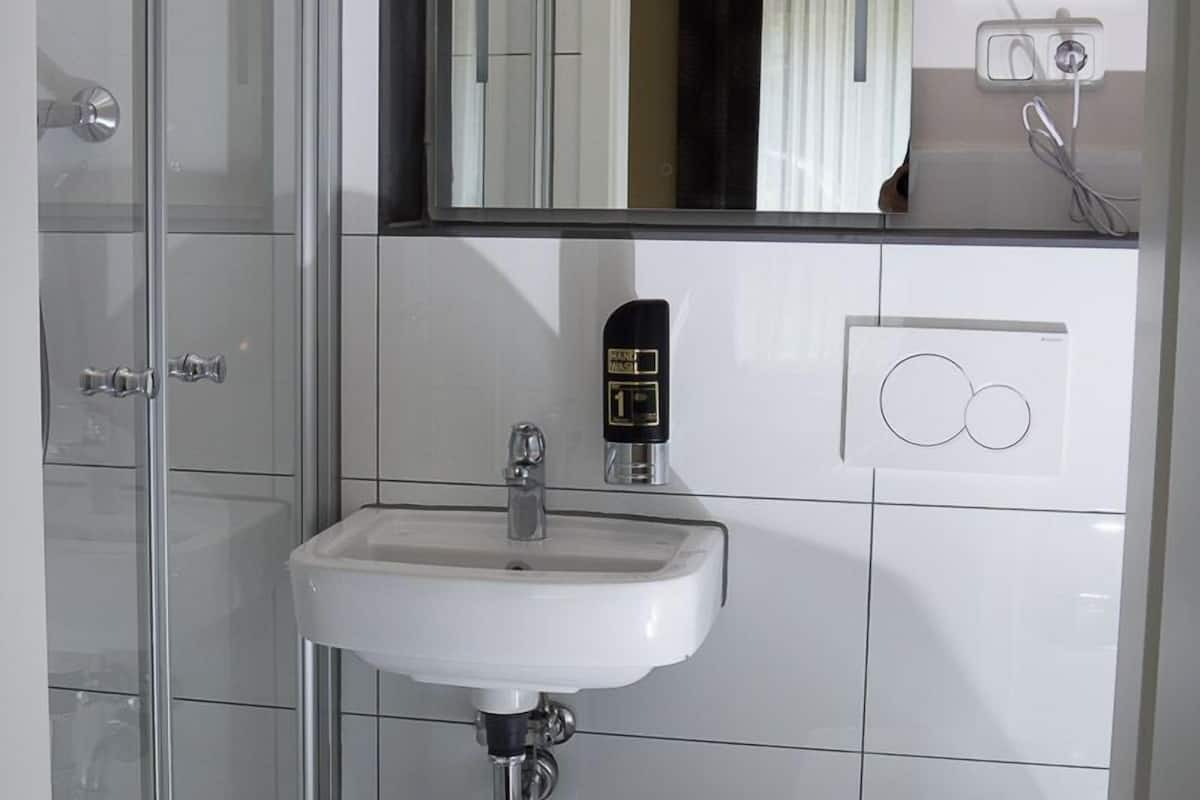 standard single room | bathroom | free toiletries, hair dryer, towels