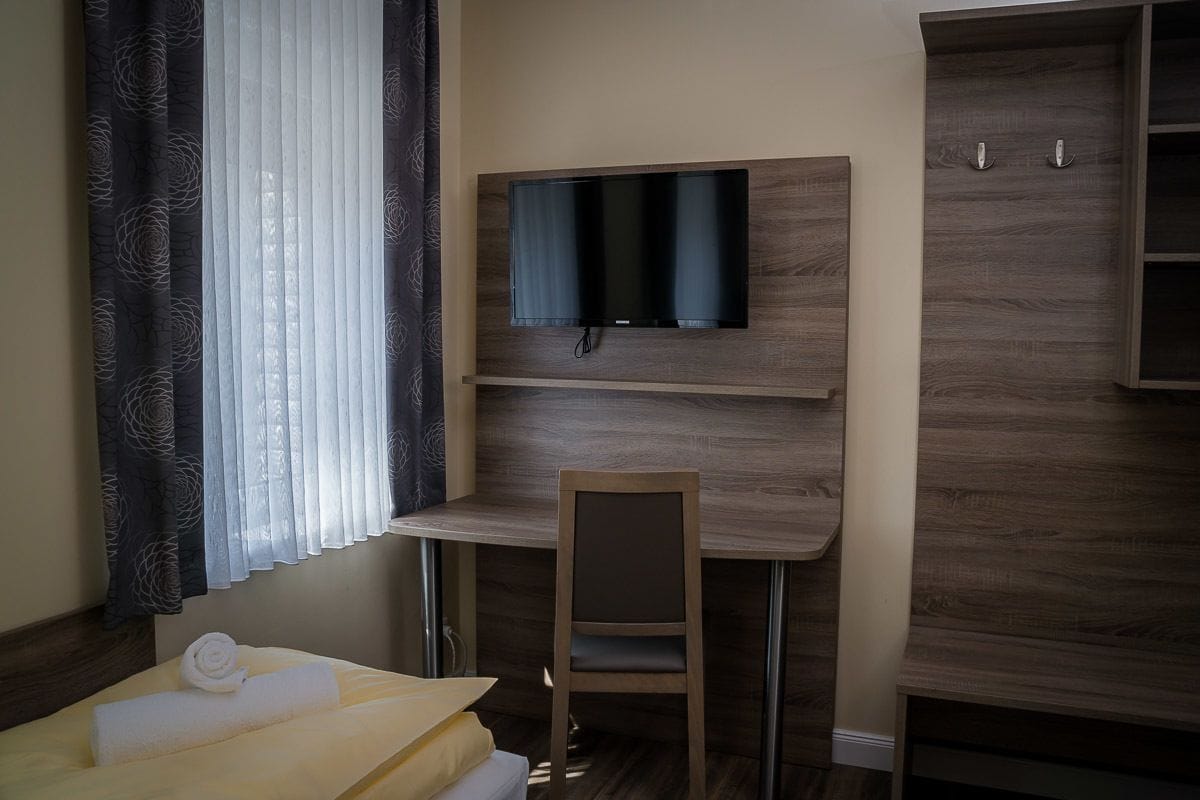 desk, laptop workspace, soundproofing, free wifi