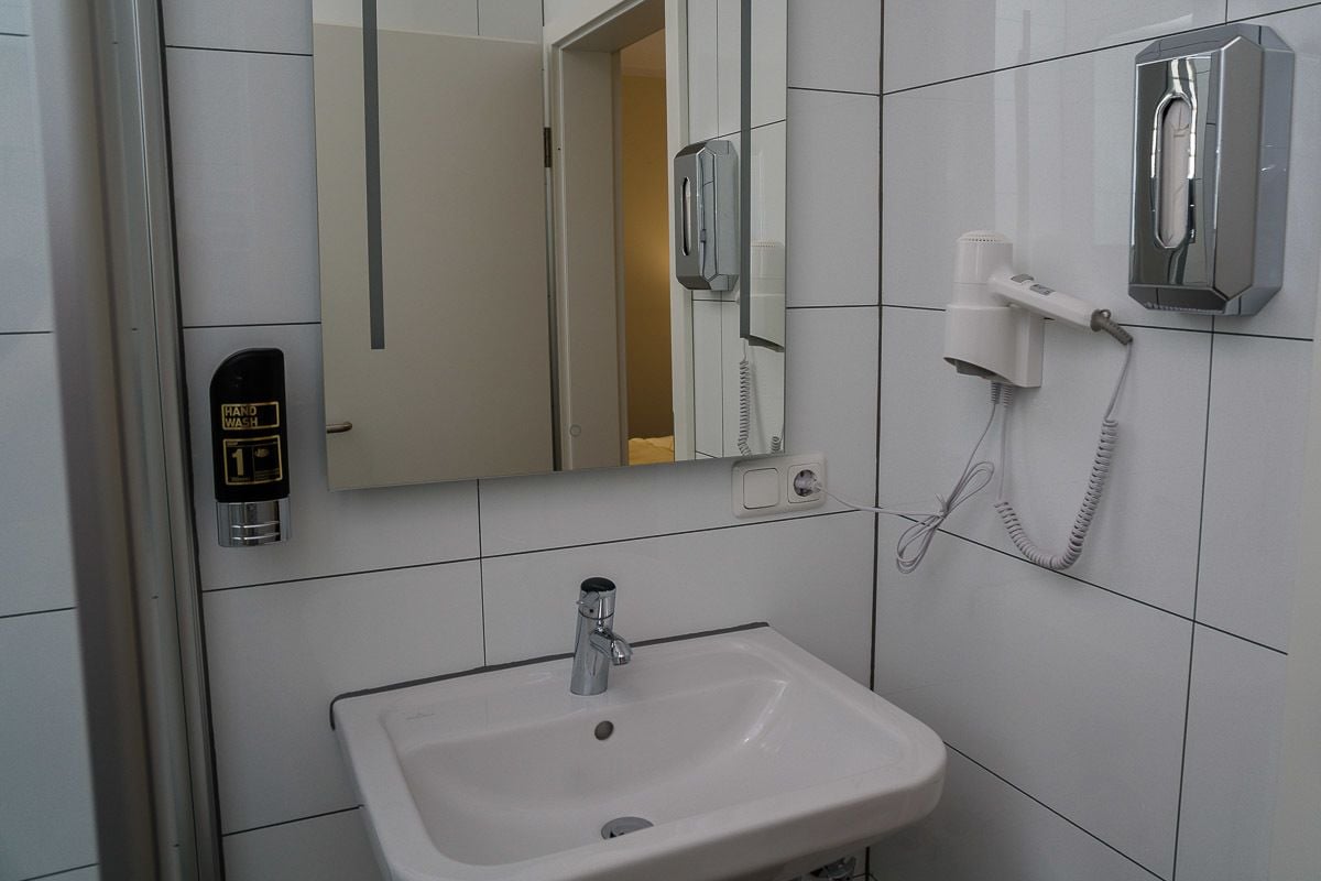 comfort single room | bathroom | free toiletries, hair dryer, towels