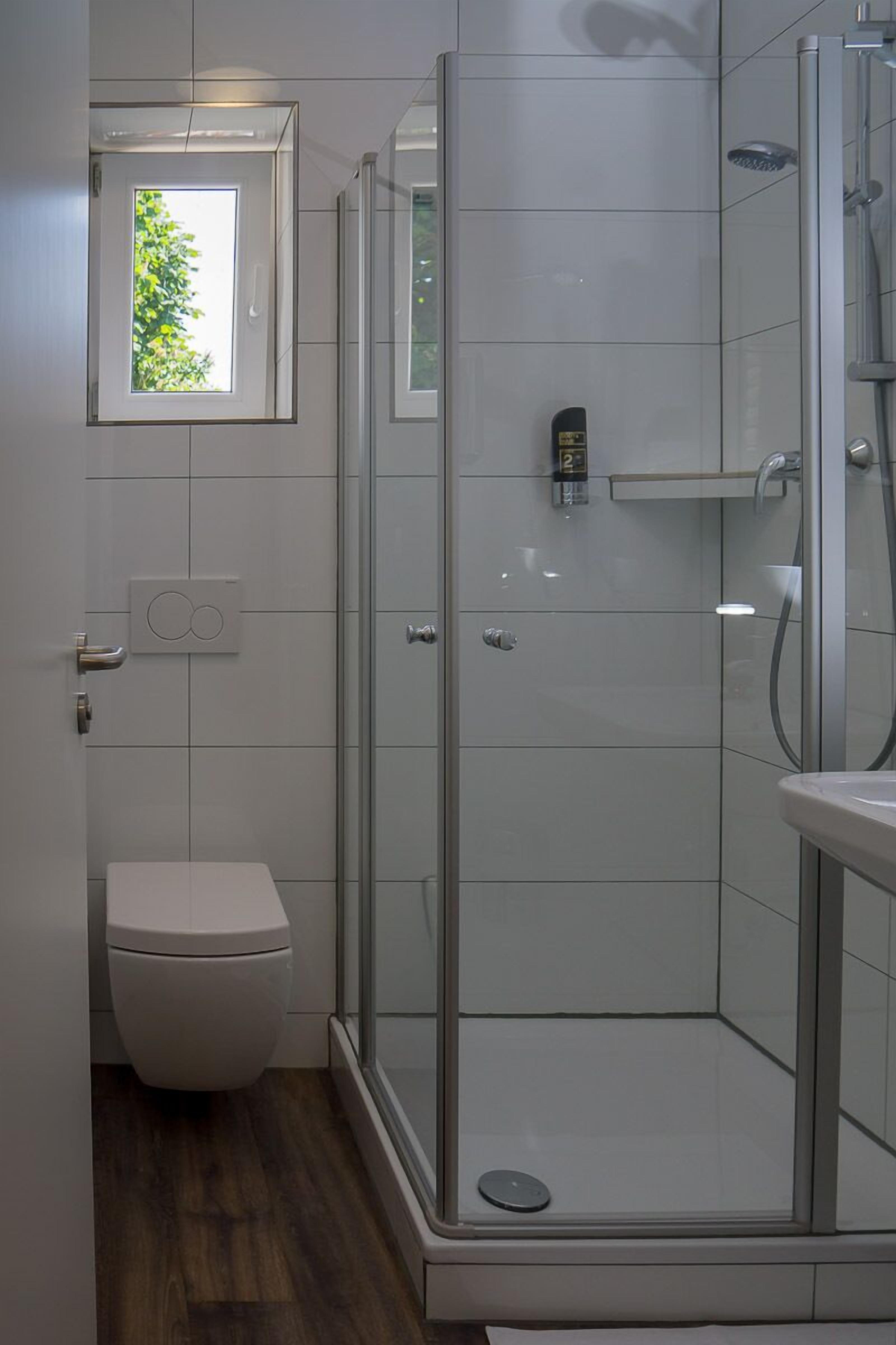 comfort single room | bathroom | free toiletries, hair dryer, towels