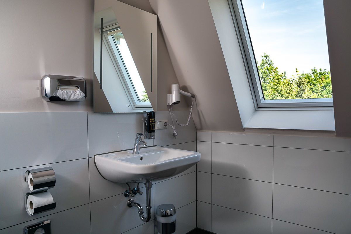 triple room | bathroom | free toiletries, hair dryer, towels