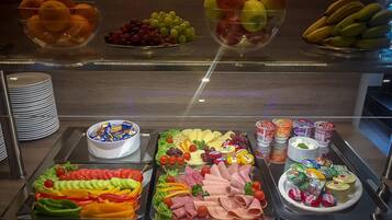 Tägliches Frühstücksbuffet (10 EUR pro Person)