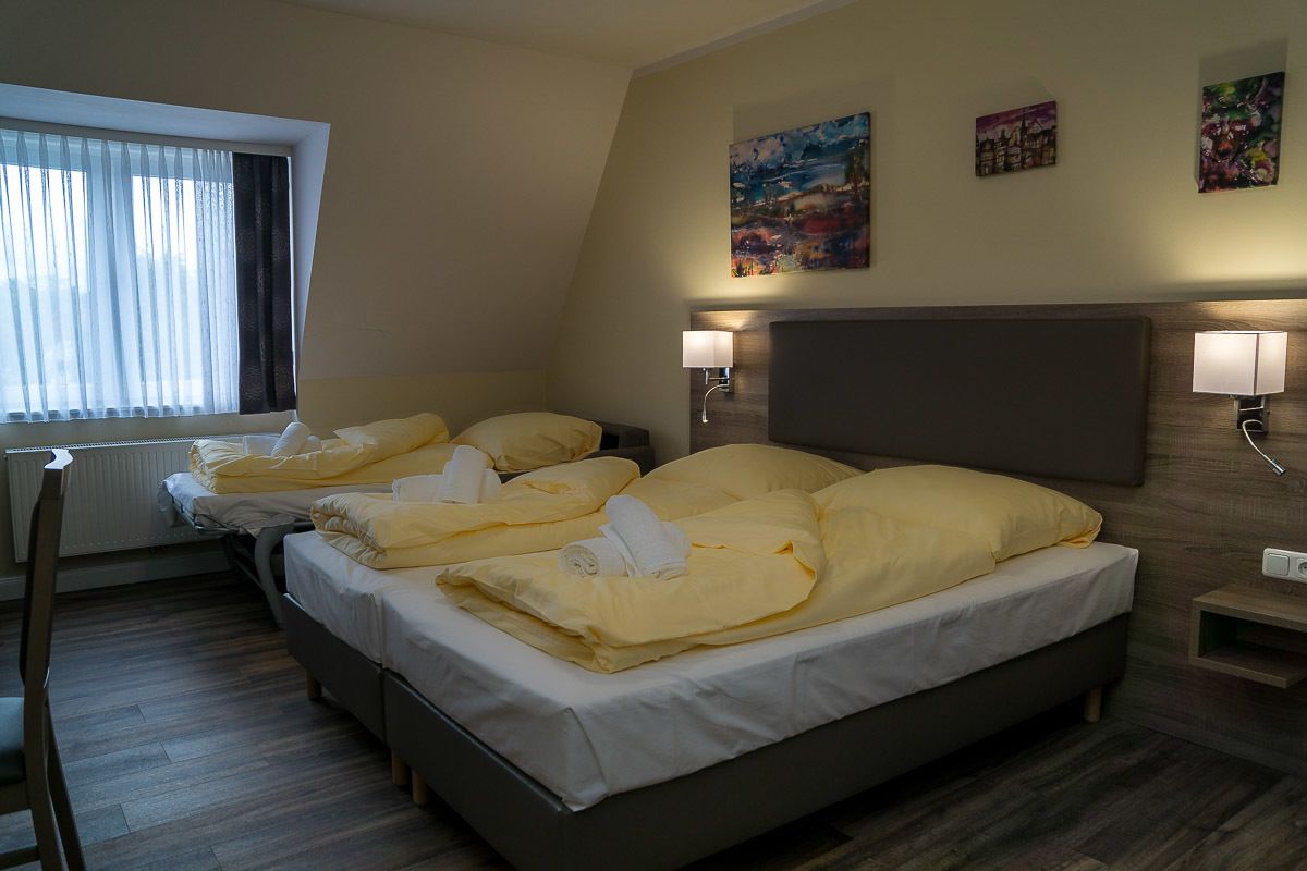 triple room | desk, laptop workspace, soundproofing, free wifi