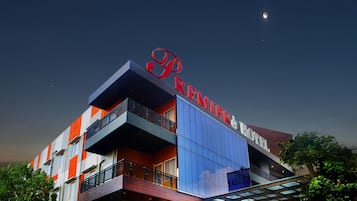 Bagian depan properti - sore/malam