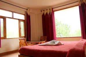 Premium bedding, desk, rollaway beds, free WiFi