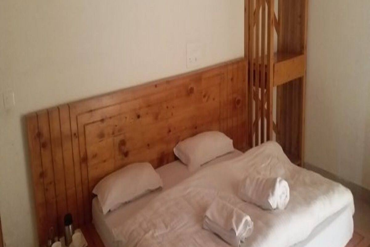 Premium bedding, desk, rollaway beds, free WiFi