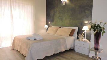 Habitación cuádruple | Minibar, escritorio, cunas (de pago) y wifi gratis