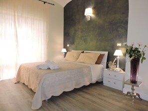 Quadruple Room | Minibar, desk, cribs/infant beds, free WiFi - Anfiteatro Suite (Rome)