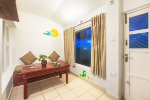 Tabla de planchar con plancha y ropa de cama 