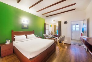 Tabla de planchar con plancha y ropa de cama 