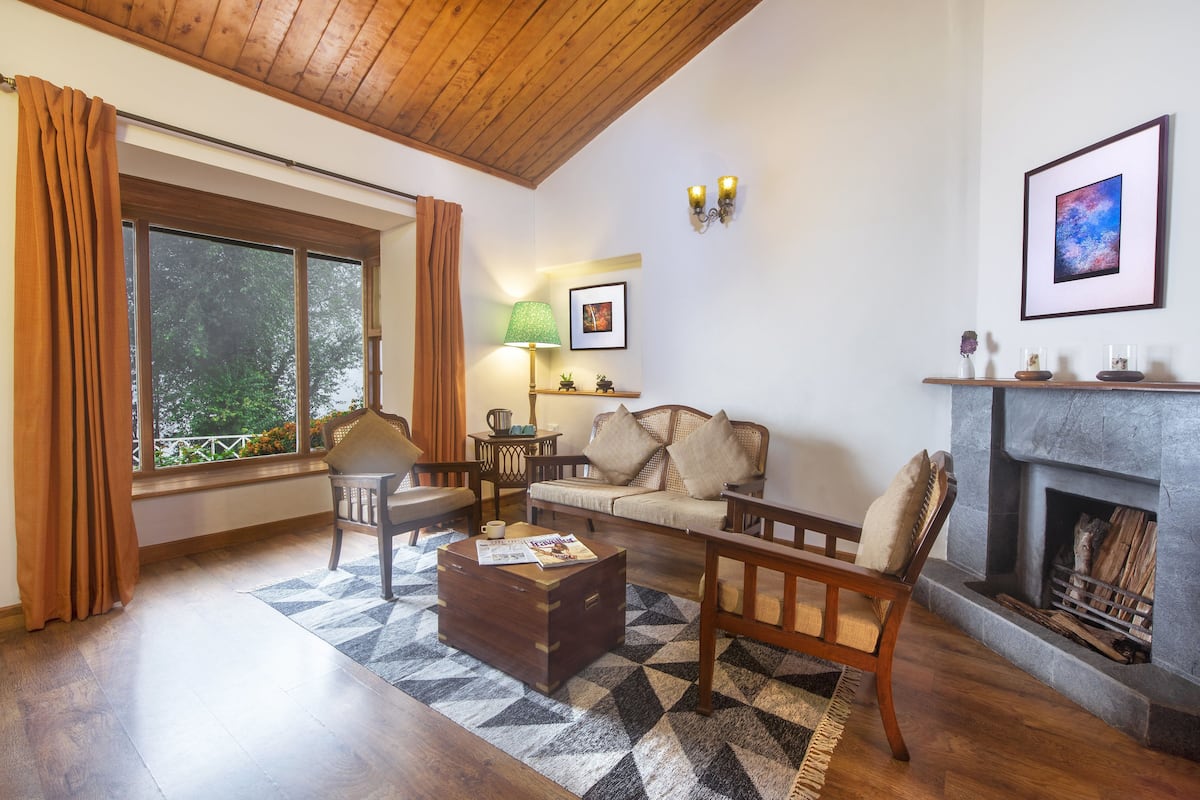 Signature Suite with Fireplace | 1 bedroom, desk, iron/ironing board, rollaway beds
