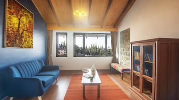 Family Suite with Fireplace | Iron/ironing board, bed sheets