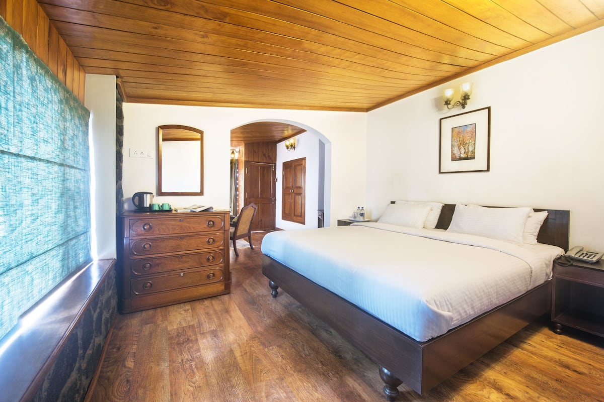 signature suite with fireplace | 1 bedroom, desk, iron/ironing board, rollaway beds