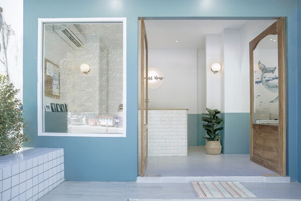 Interior entrance - Wynn House (Karon)