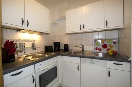 Refrigerador con freezer, microondas, horno, placa de cocina