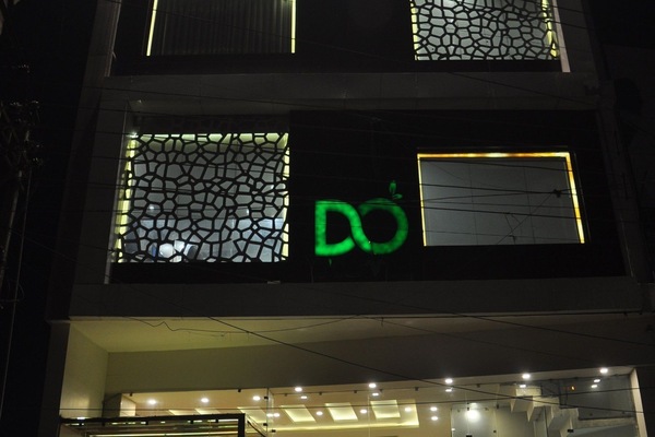 住宿正面 - 傍晚/夜晚