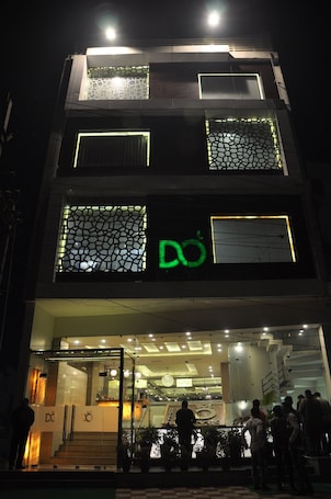 Fachada de la propiedad por la tarde o noche