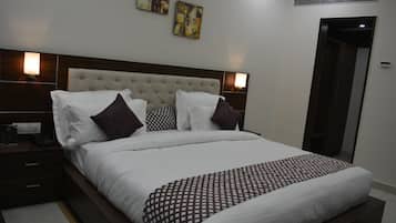 Superior Room | Minibar, in-room safe, soundproofing, rollaway beds