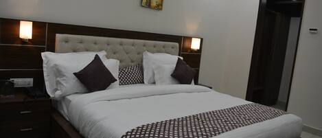 Superior Room | Minibar, in-room safe, soundproofing, rollaway beds