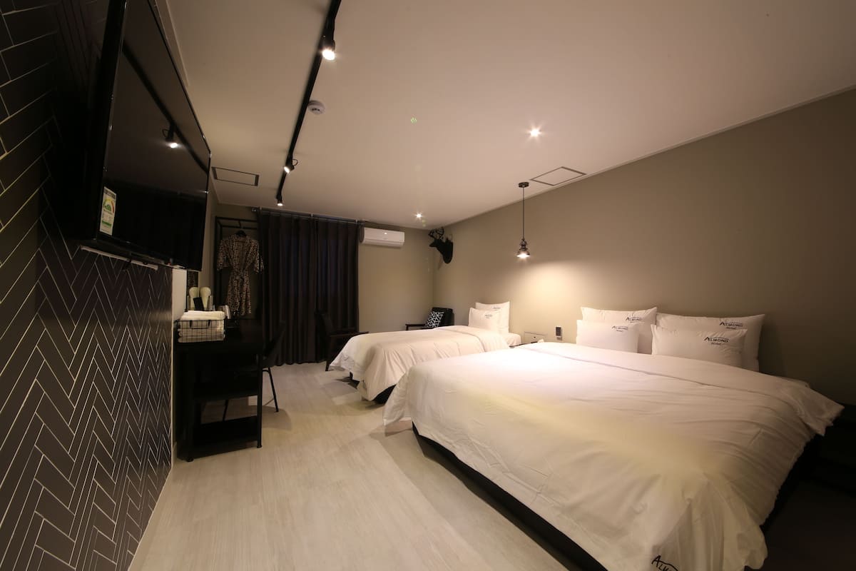 Business Twin kamer, 1 slaapkamer | Individueel gedecoreerd, individueel gemeubileerd, een bureau