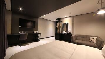 Standard Double Room | Individually decorated, individually furnished, desk, blackout drapes