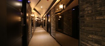 Gupo Station Almond Hotel