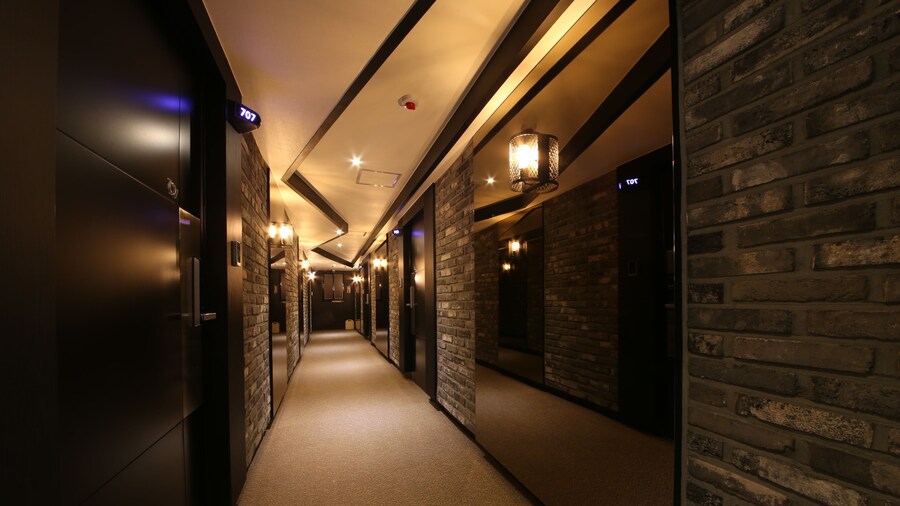 Gupo Station Almond Hotel