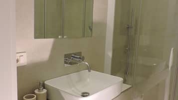 Habitación doble | Baño | Ducha, artículos de higiene personal gratuitos y secador de pelo