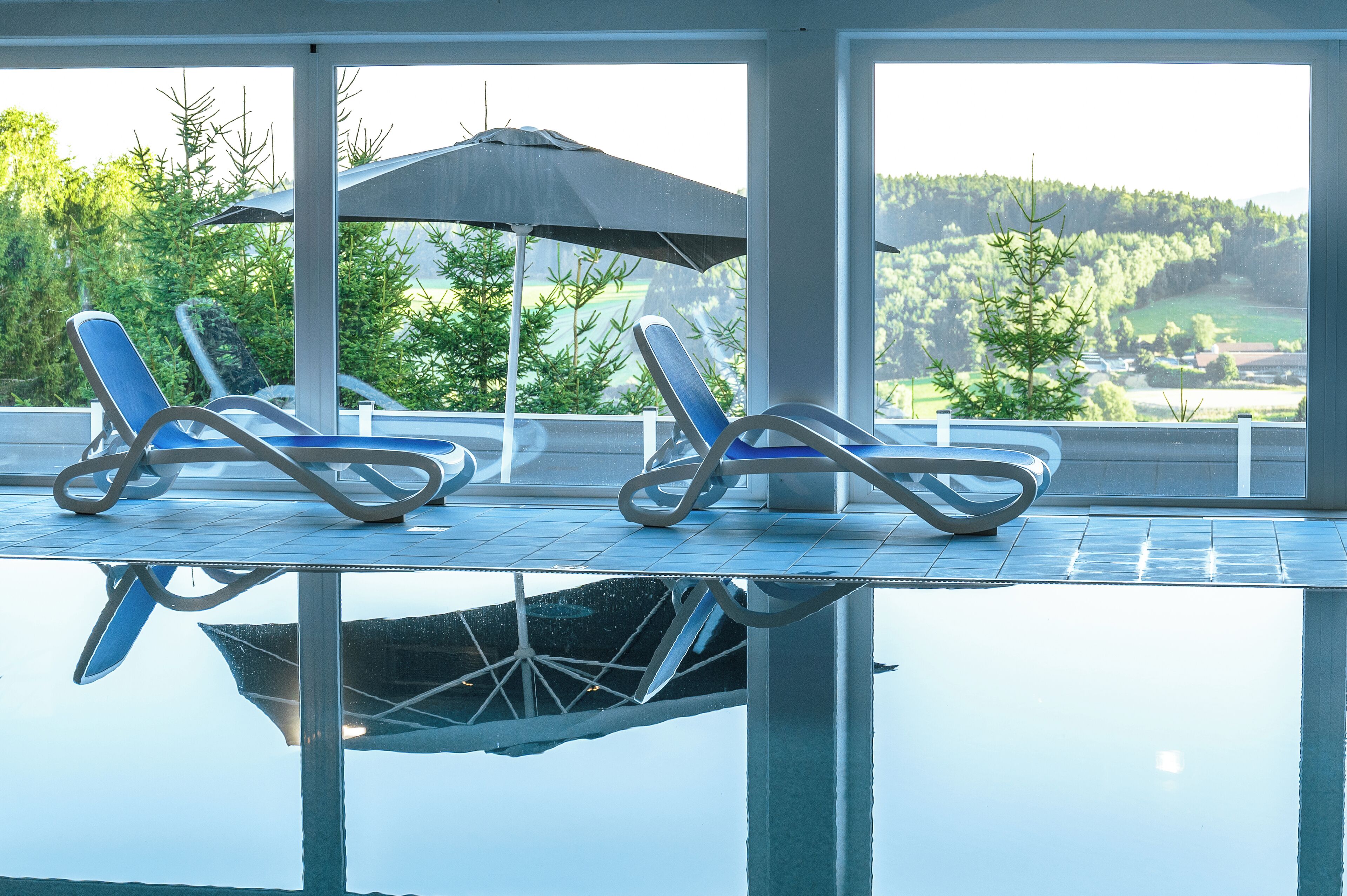 Piscine intérieure, accès possible de 7 h à 21 h, chaises longues