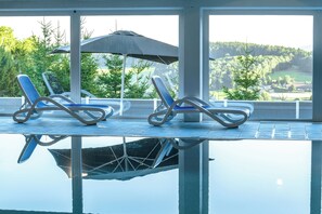 Indoor pool, open 7 AM to 9 PM, pool loungers - Landhotel Tannenhof (Spiegelau)