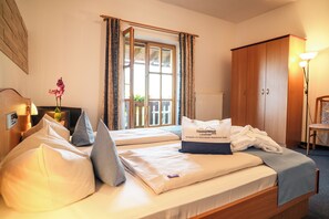 Comfort Double Room | In-room safe, desk, iron/ironing board, free WiFi