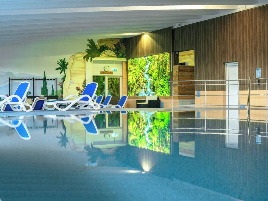 Hồ bơi trong nhà, mở cửa từ 7:00 đến 21:00, ghế dài tắm nắng